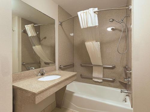 Phòng tắm tại Kemah Edgewater Hotel