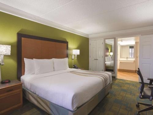 Un ou plusieurs lits dans un hébergement de l'établissement La Quinta Inn by Wyndham San Diego Chula Vista