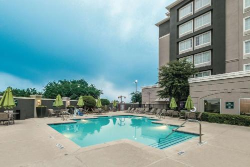 La Quinta by Wyndham Arlington North 6 Flags Dr Image