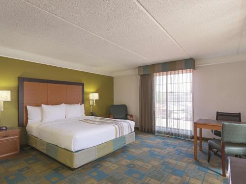 Un ou plusieurs lits dans un hébergement de l'établissement La Quinta Inn by Wyndham San Diego Chula Vista