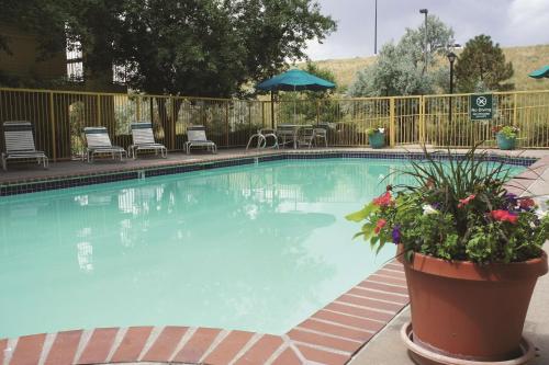 Бассейн в La Quinta Inn by Wyndham Denver Westminster или поблизости