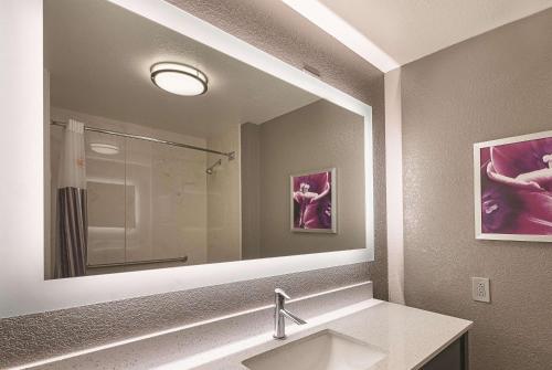 La Quinta by Wyndham Arlington North 6 Flags Dr Image