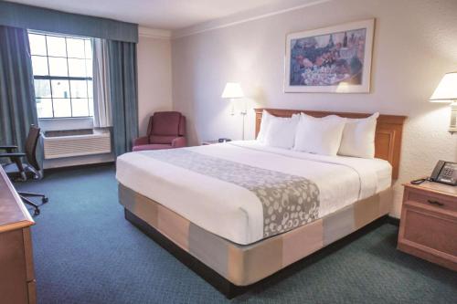 מיטה או מיטות בחדר ב-La Quinta Inn by Wyndham Moline Airport