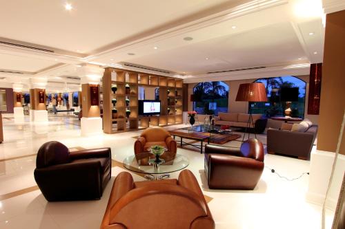 a living room with leather chairs and a table at Wish Foz do Iguaçu in Foz do Iguaçu