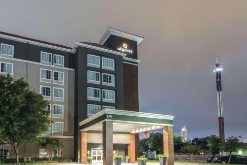 a hotel with a sign on top of it at La Quinta by Wyndham Arlington North 6 Flags Dr in Arlington