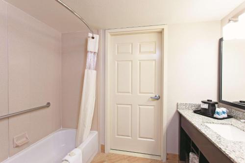 La salle de bains est pourvue d'une baignoire, de toilettes et d'un lavabo. dans l'établissement La Quinta by Wyndham Santa Clarita - Valencia, à Stevenson Ranch