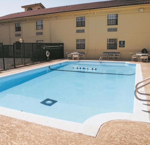 a large swimming pool in front of a building at La Quinta Inn by Wyndham Omaha West in Omaha