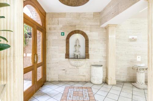 a bathroom with a statue on the wall at Hotel Tempio Di Pallade in Rome