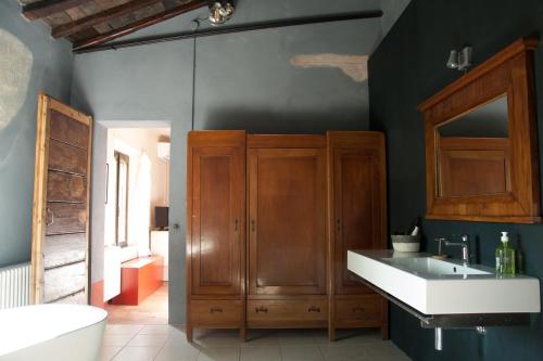 a bathroom with a sink and a bath tub at Corte Mantovanella in SantʼAntonio