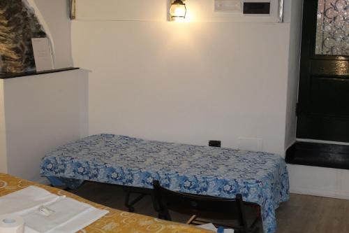 a small room with a bed and a window at enrica barrani room in Vernazza
