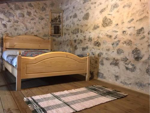 1 dormitorio con cama de madera en una habitación con papel pintado en Casa Princess Arminda, en Betancuria