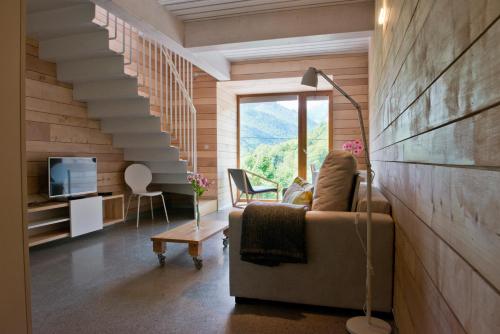 a living room with a couch and a staircase at Centro de Ecoturismo Tierra del Agua in Caleao