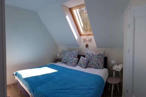 a bedroom with a bed with blue sheets and pillows at Gościniec Kaszubski Las, Ruda 3 in Bartoszylas