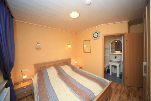 Cama ou camas em um quarto em Altes Zollhaus Nähe Luxemburg