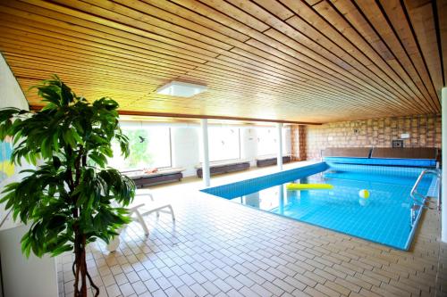 una gran piscina en un edificio con en Chaletwohnung Seeblick en Oy-Mittelberg