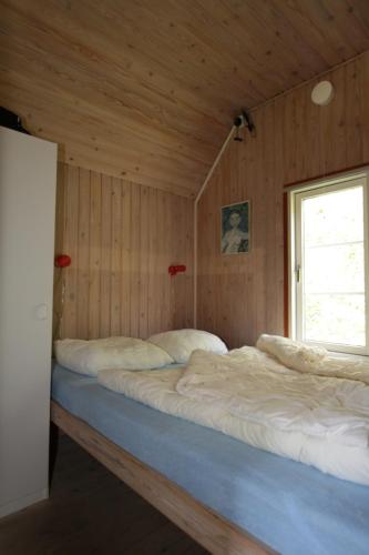 Postel nebo postele na pokoji v ubytování Husodde Strand Camping & Cottages