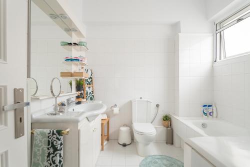 Ένα μπάνιο στο Comfortable spacious apartment at central position / FIL27