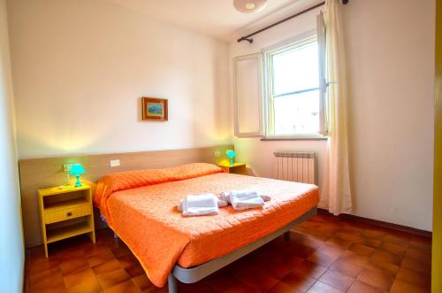 リド・ディリ・スカッキにあるAgenzia Vear - Villa Serenaのベッドルーム1室(ベッド1台、タオル2枚付)