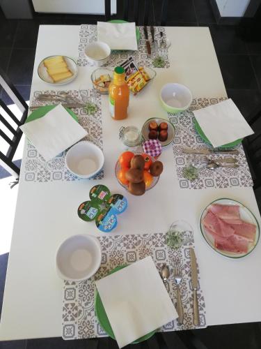 un tavolo bianco con sopra del cibo di L'Escale Bellevue a Blaye