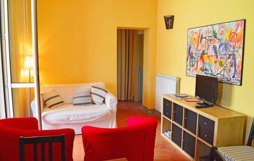 ein Wohnzimmer mit einem Sofa und roten Stühlen in der Unterkunft Villachiara in Silvi Marina