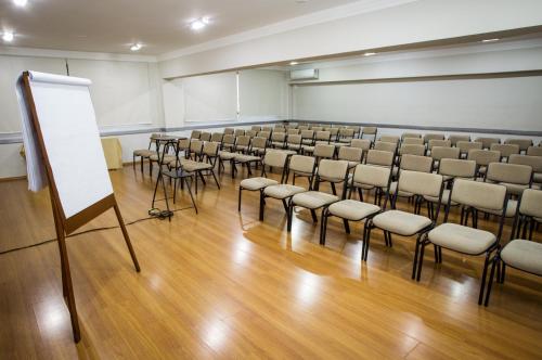 an empty room with chairs and a white board at LEON PARK HOTEL e CONVENÇÕES - Melhor Custo Benefício in Campinas