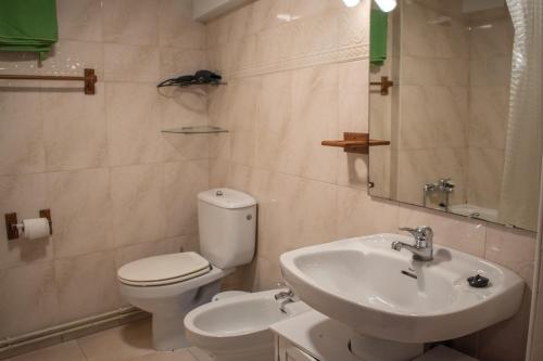 Koupelna v ubytování APARTAMENTOS CASINO