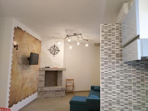 sala de estar con sofá y chimenea en Rosa dei Venti house, en Campomarino