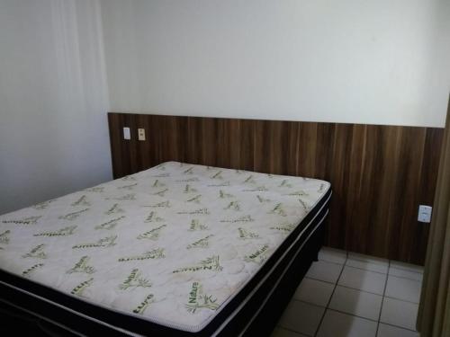 Una cama en una habitación con un matadero en Apartamento Eldorado Thermas Park, en Caldas Novas