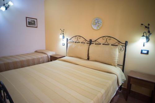 Una cama o camas en una habitación de B&B Salotto Di Athena