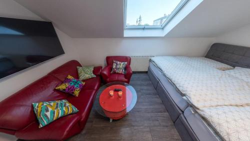 sypialnia z łóżkiem, kanapą i krzesłem w obiekcie Skyview Studio STP w mieście Sankt Pölten