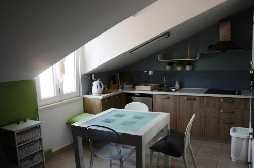 uma cozinha com uma mesa e algumas cadeiras em Apartment Tanja em Cres