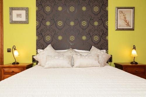 a bedroom with a white bed with two lamps at Villa Bo in Deltebre