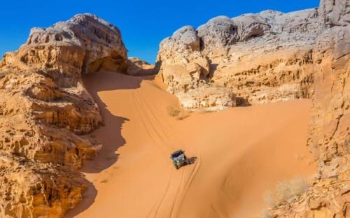 瓦迪拉姆的住宿－Rise Camp Wadi Rum，吉普车在沙漠中行驶