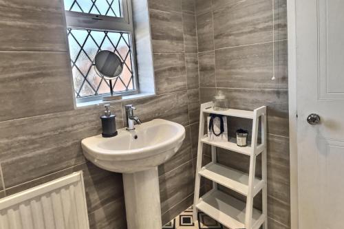 baño con lavabo y ventana en 52 Minster, en Beverley