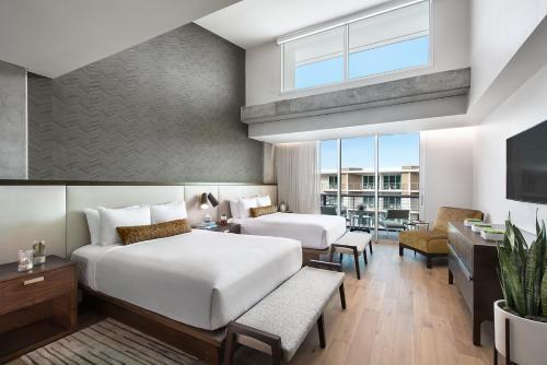 Cette chambre comprend deux lits et une télévision. dans l'établissement Mountain Shadows Resort Scottsdale, à Scottsdale