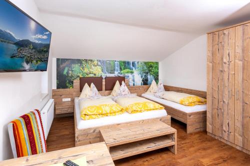 ein Schlafzimmer mit 2 Betten und einem großen Wandgemälde in der Unterkunft Appartement Pension Albert in Zell am See