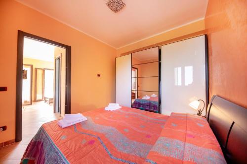 1 dormitorio con cama y espejo grande en Villa Lavanda, en Cefalú
