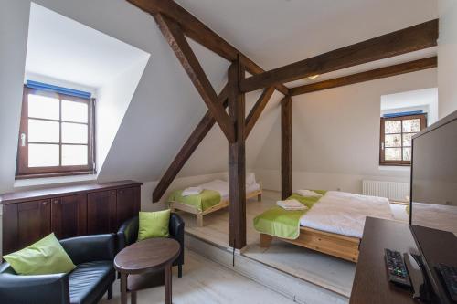 - une chambre avec 2 lits et un bureau dans l'établissement Penzion Zámecká Zahrada, à Český Krumlov