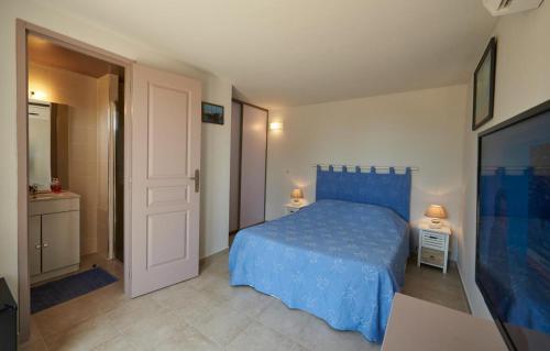 une chambre avec un lit bleu et une télévision dans l'établissement Villa Monte Bianco, à Coti-Chiavari