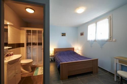 une chambre avec un lit et une salle de bain avec un lavabo dans l'établissement Villa Monte Bianco, à Coti-Chiavari