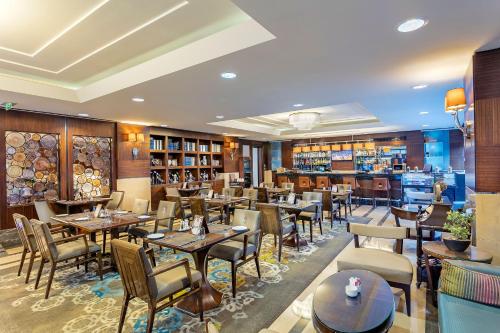 un ristorante con tavoli e sedie e un bar di Titanic Port Bakirkoy a Istanbul