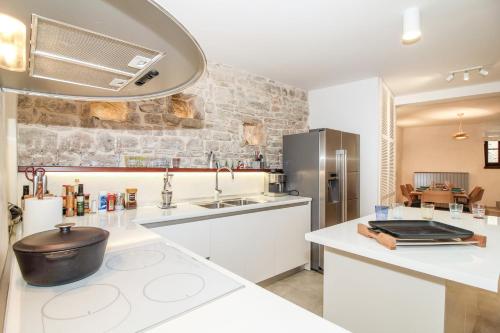 una cucina con piano di lavoro bianco e frigorifero di Villa Castel a Bale (Valle)