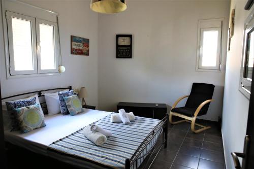 1 dormitorio con 1 cama con 2 toallas en Havana 1 Sea and Pool Apartment en Amoudara Herakliou