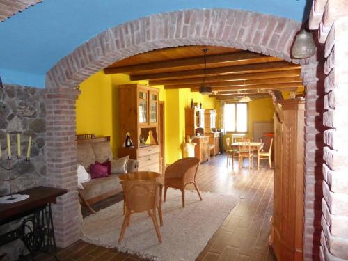 an archway in a living room with a table and chairs at Il Rustico in Fluminimaggiore
