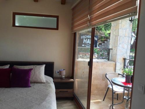 ウルツィニにあるApartments Antigona Old Townのベッドとテーブルと椅子のある寝室