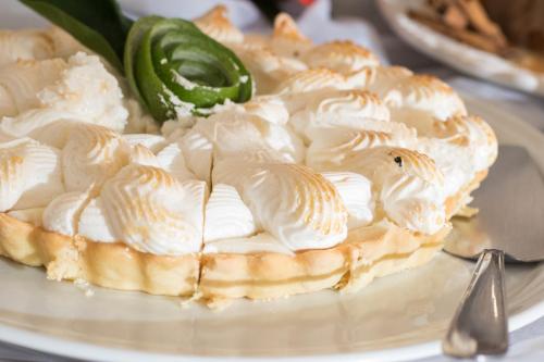 a whipped cream pie with a pickle on a plate at Hotel Gramado Interlaken in Gramado