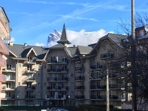 un bâtiment avec une montagne en arrière-plan dans l'établissement Appartement T2+cabine indépendante au départ des télécabines Saint-Gervais/Bettex/Mont d’Arbois, à Saint-Gervais-les-Bains
