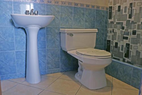een badkamer met een toilet en een wastafel bij Hotel Bohemia in Lima