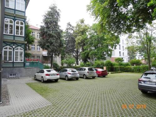ソポトにあるSopot: apartament closest to the seaの駐車場に停車した車の集団