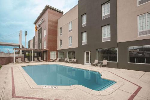 La alberca dentro o cerca de La Quinta by Wyndham New Cumberland - Harrisburg
